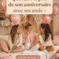 Un groupe d'amis célébrant un anniversaire ensemble avec des sourires et des ballons.