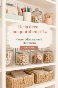 Intérieur cozy montrant un cocon de décoration apaisante avec des couleurs douces et des textiles accueillants.