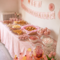 Fête d'anniversaire colorée avec des ballons et un gâteau décoré