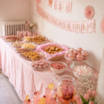 Fête d'anniversaire colorée avec des ballons et un gâteau décoré