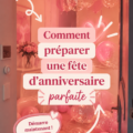 Une table décorée pour une fête d'anniversaire colorée avec des ballons et un gâteau.