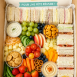 Boîte à goûter festive pour un anniversaire enfant, remplie de douceurs et de snacks colorés.