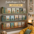 Une chambre d'enfant confortablement aménagée avec une bibliothèque et des poufs colorés.