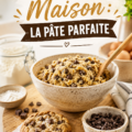 Un plat de cookies maison tout juste sortis du four, parfaits pour les goûters des enfants.