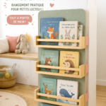 Un enfant feuillette un livre en bois richement illustré.