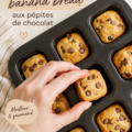 Mini pain à la banane garni de pépites de chocolat sur une assiette en bois.