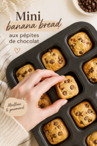 Mini pain à la banane garni de pépites de chocolat sur une assiette en bois.