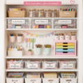 Espace créatif organisé avec des boîtes colorées pour enfants