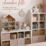 Chambre de fille avec des rangements colorés et créatifs
