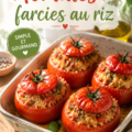 Plateau de tomates farcies au riz, prêt à être dégusté.
