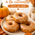 Beignets de citrouille cuits au four prêts à être dégustés, présentés sur une assiette colorée.