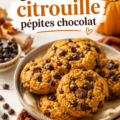 Biscuits à la citrouille et pépites de chocolat sur une assiette
