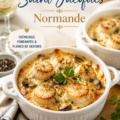 Cassolette de Saint Jacques normande présentée dans un plat en céramique.