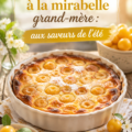 Un appétissant clafoutis à la mirabelle sur une table en bois.