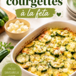 Gratin de courgettes à la feta doré, servi dans un plat à gratin.