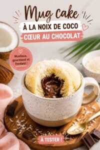 Mug cake à la noix de coco avec un cœur fondant au chocolat, servi dans une tasse colorée.