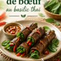 Rouleaux de bœuf au basilic thaï présentés dans une lunchbox amusante