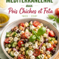 Salade méditerranéenne aux pois chiches et feta présentée dans une assiette colorée, idéale pour les enfants.