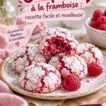 Plat de craquelés à la framboise moelleux sur une table de cuisine.