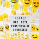 Une fête d'anniversaire colorée sur le thème des emojis avec des décorations vives.
