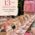 Une décoration esthétique pour une fête d'anniversaire de 13 ans, avec des ballons colorés et des tables joliment dressées.