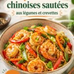 Recette de nouilles chinoises sautées aux légumes et crevettes servie dans un bol coloré