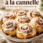 Roulés à la cannelle dorés présentés sur un plat, parfaits pour une lunchbox.