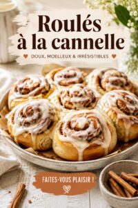 Roulés à la cannelle dorés présentés sur un plat, parfaits pour une lunchbox.