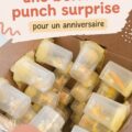 Boîte surprise colorée pour anniversaire d'un enfant, remplie de friandises et de jouets.