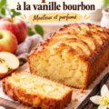 Cake aux pommes à la vanille bourbon présenté dans une assiette, décoré de tranches de pommes