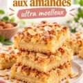 Carrés crumble aux amandes moelleux sur une assiette, prêts à être dégustés.