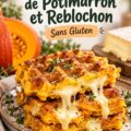 Gaufres de potimarron et reblochon dorées sur une assiette, avec des légumes en arrière-plan.